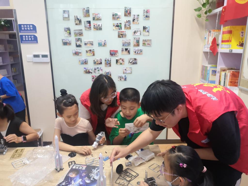支部党员同学带领小朋友们拼航天模型.jpg 支部党员同学带领小朋友们拼航天模型.jpg